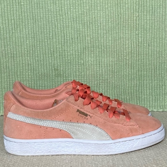 Puma Big Girls Peach/Cream Classic Suede Athletic Low Sneakers Shoes Size US 6C - Picture 1 of 11